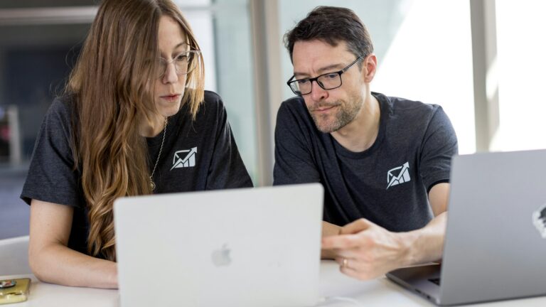 L’IA entre dans les équipes : comment Claude modifie la collaboration entre humains et logiciels ?