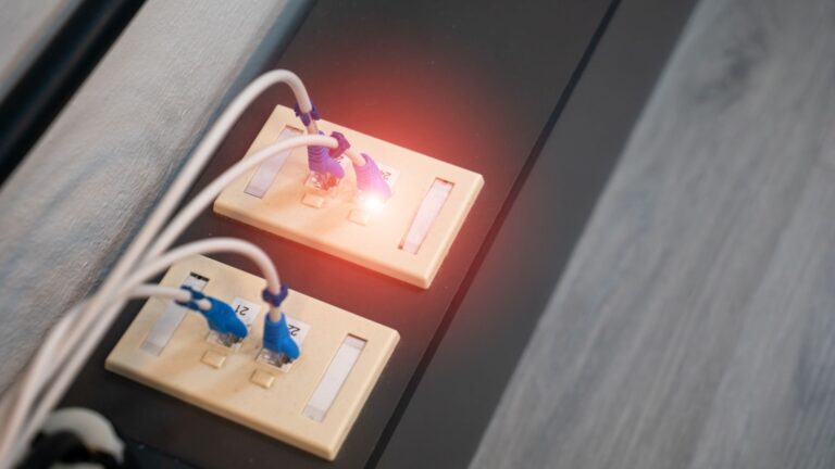 Voyant LOS rouge clignotant sur sa box fibre : que faire ?